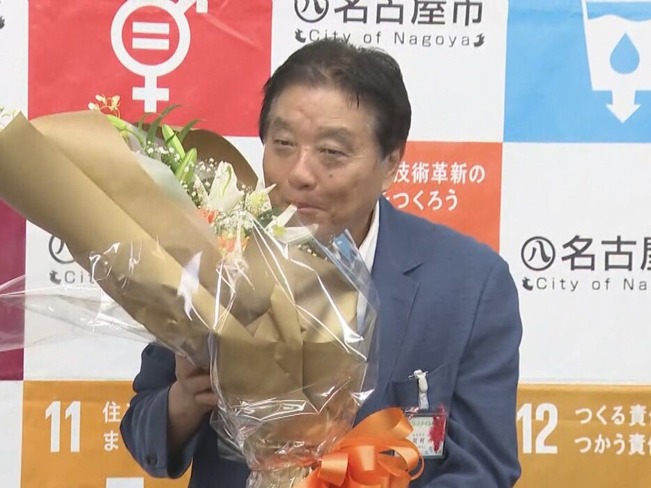 ユリの花びらを噛む河村たかし名古屋市長 2024年10月11日