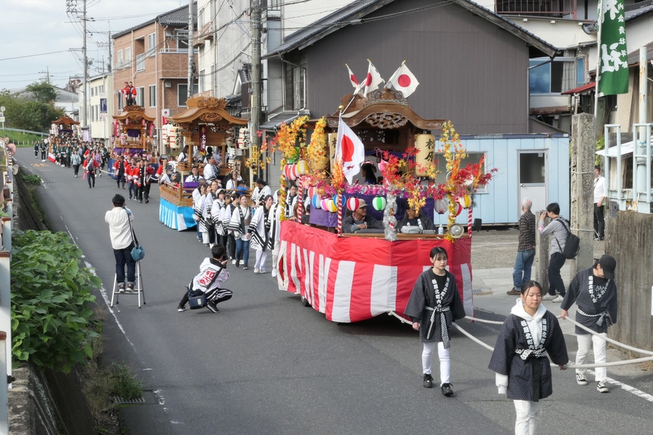 列をなして高野神社に向かうだんじり=岡山県津山市で