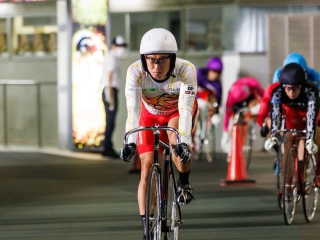 "鬼脚"で差し切って準決勝へ進む脇本雄太(写真撮影：北山宏一)