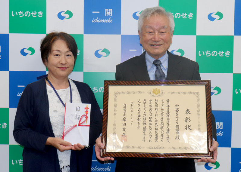 中里まちづくり協議会の防災功労者内閣総理大臣表彰受賞を佐藤市長に報告した小野寺会長（右）と齊藤さん