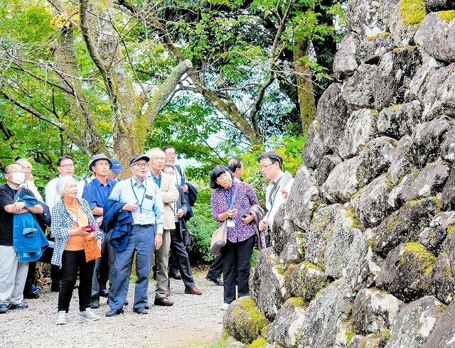 越前大野城で説明を受ける参加者=10月26日、福井県大野市