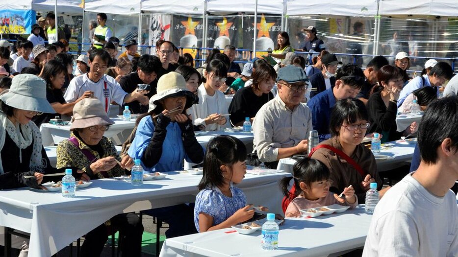 ギネス記録に挑戦する参加者＝瑞浪市土岐町、農産物直売所「きなぁた瑞浪」バーベキュー広場