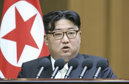 今年1月15日、北朝鮮の最高人民会議に臨む金正恩朝鮮労働党総書記。このとき、憲法で韓国を「敵国」と明記する必要があると述べた（写真：朝鮮中央通信＝共同） 