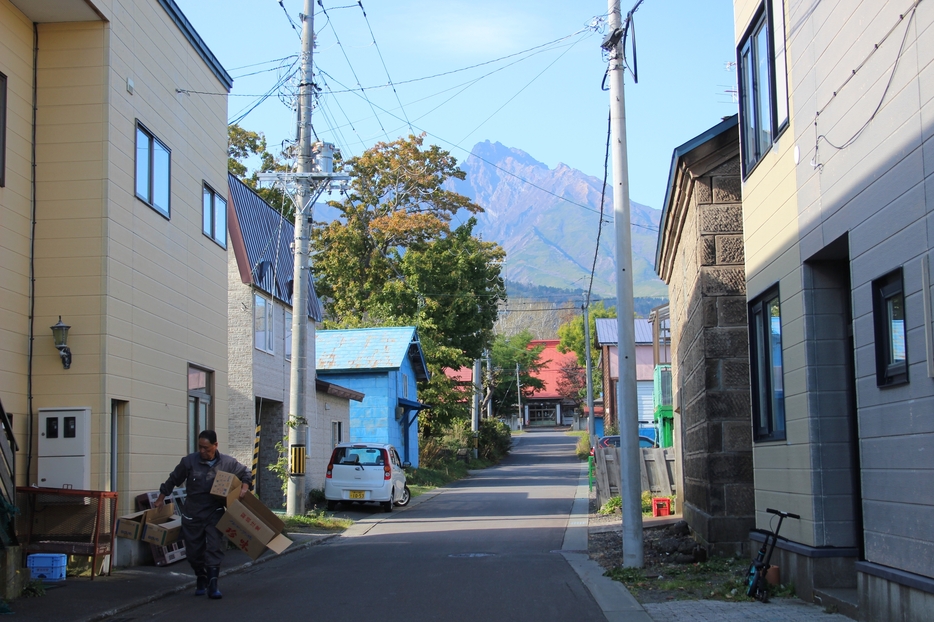 北海道利尻富士町の町並み。利尻島の中心にそびえる利尻山（通称・利尻富士）が見える＝同町で2024年10月11日、田中裕之撮影