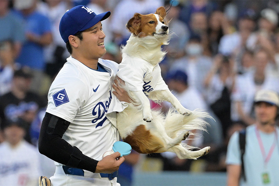 ドジャース・大谷翔平と愛犬のデコピン【写真：ロイター】