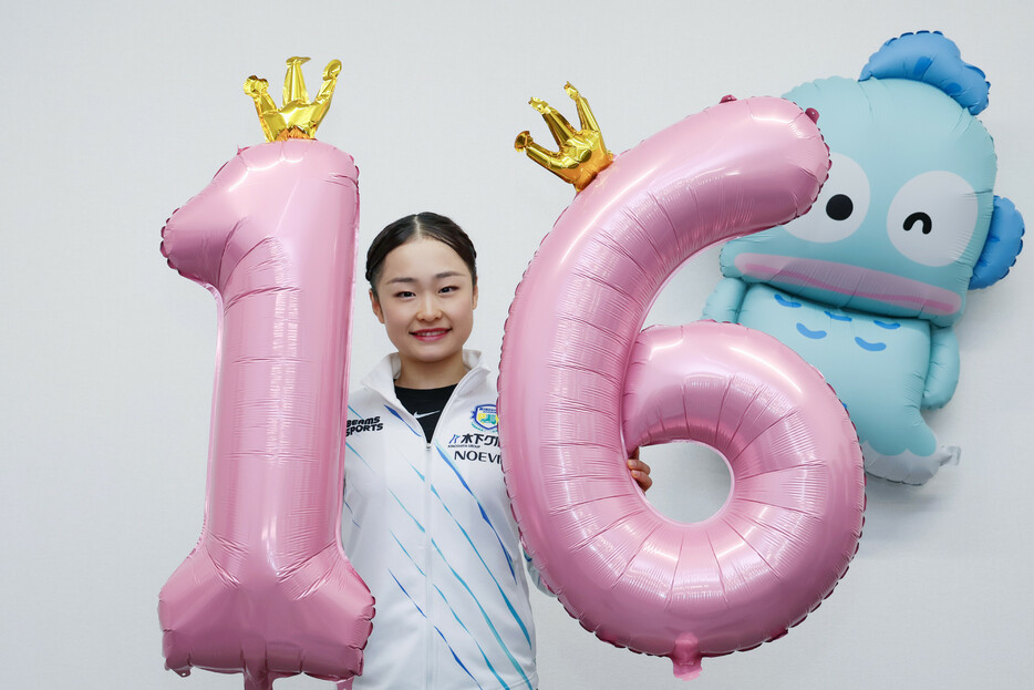 １６歳の誕生日を迎え、笑顔で撮影に応じるフィギュアスケート女子の島田麻央＝３０日、京都府宇治市