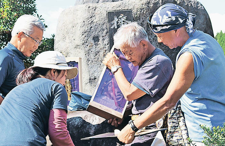 3体を大川寺に移動する準備を行う関係者=富山市亀谷