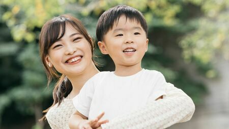 これからの人生100年時代、大人も子どもも「心身健やかに過ごす」大切な要素とは（写真：プラナ／PIXTA）