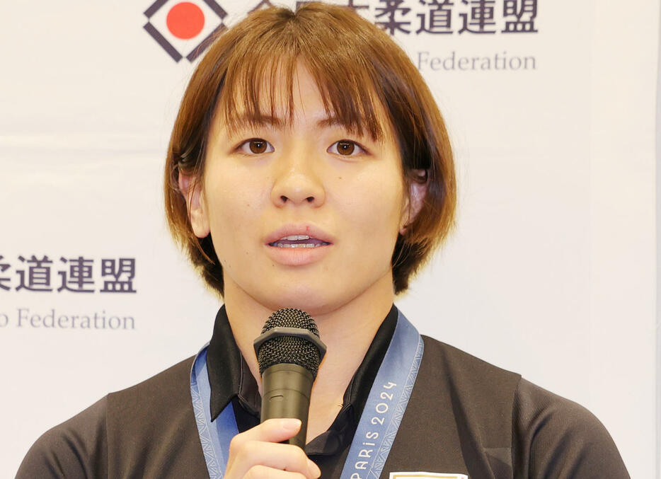 2024年8月6日、パリ五輪から帰国し会見する柔道女子日本代表の高市未来