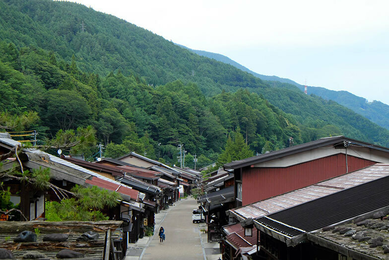 山並みの合間に通された旧中山道。集落と並行するように、川も流れている（撮影／筆者）