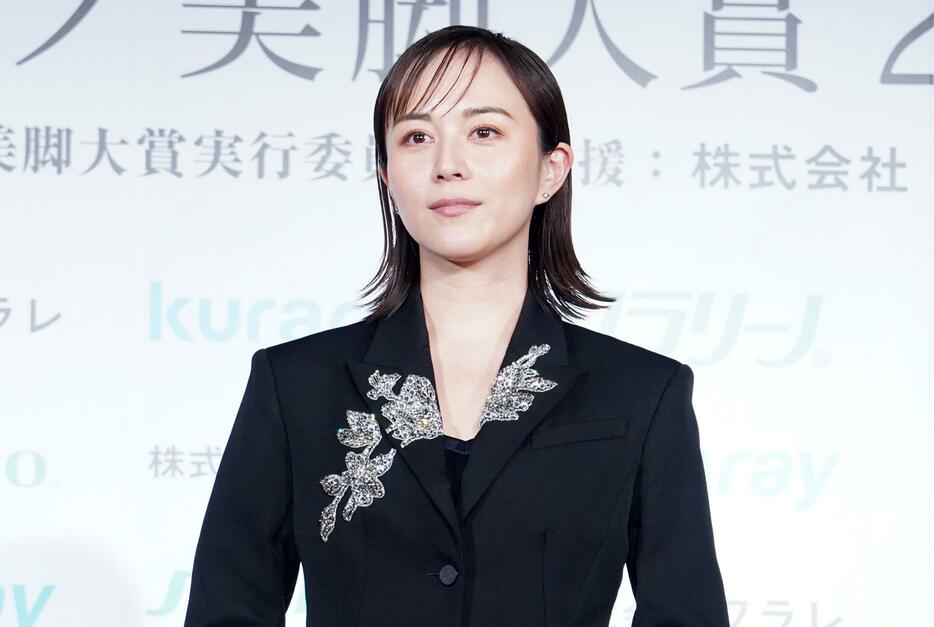 「第20回 クラリーノ美脚大賞2024」に選ばれ授賞式に出席した比嘉愛未さん