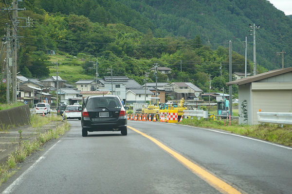 三才山トンネルの東側、上田市内の国道254号。右が建設中の荻窪バイパス（乗りものニュース編集部撮影）。