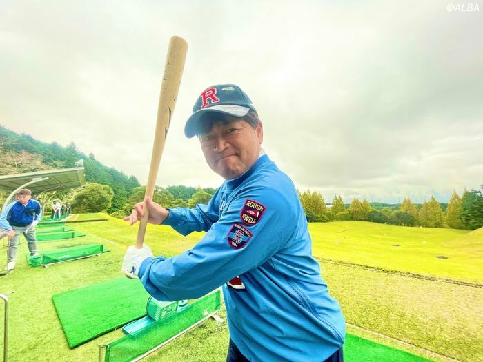 横田真一のキャディバッグに原辰徳のサイン入りバッドを発見