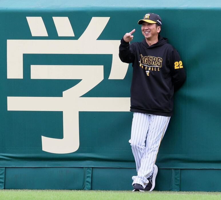 練習を見つめる阪神・藤川球児監督＝甲子園球場（撮影・宮沢宗士郎）