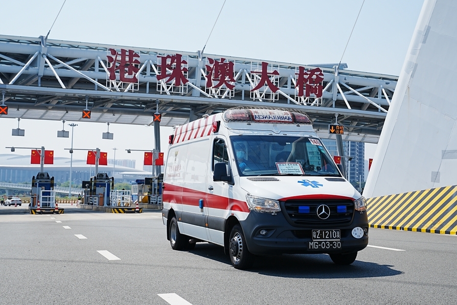 訓練でマカオから港珠澳大橋を経由して香港へ向かうマカオ消防局所属の救急車（写真：SPU）