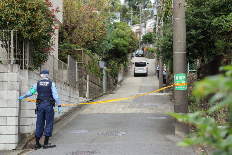 高齢男性が手足を縛られて死亡していた民家付近＝横浜市青葉区鉄町で2024年10月16日午後2時1分、宮本麻由撮影