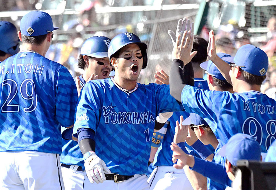 ２回、戸柱の３点二塁打で逆転し、盛り上がる横浜ＤｅＮＡベンチ＝甲子園（立石　祐志写す）