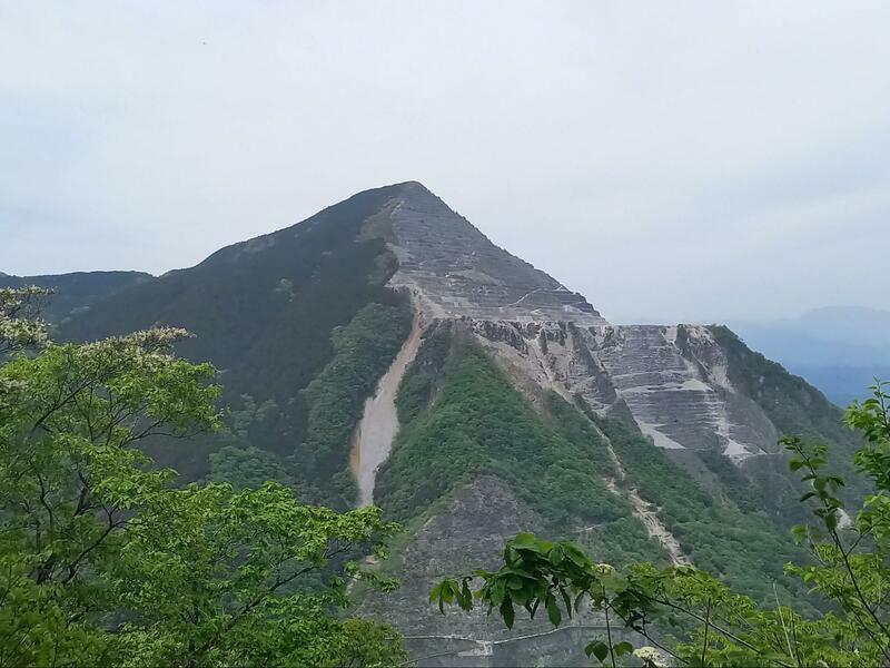 異彩を放つ、ピラミッドのような山容の武甲山。インパクト抜群だ（撮影：河野美花）