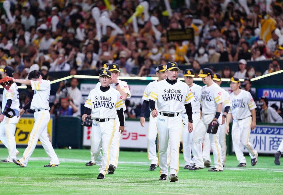 ＜ソ・日＞シリーズに王手をかけた小久保監督とソフトバンクナイン（撮影・長久保　豊）