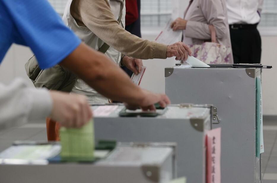 衆院選で投票する有権者＝27日、東京都内