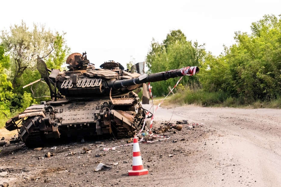 破壊されたロシア軍の戦車（写真は6月2日、ハルキウ北部で撮影）　Jose HERNANDEZ Camera 51-Shutterstock