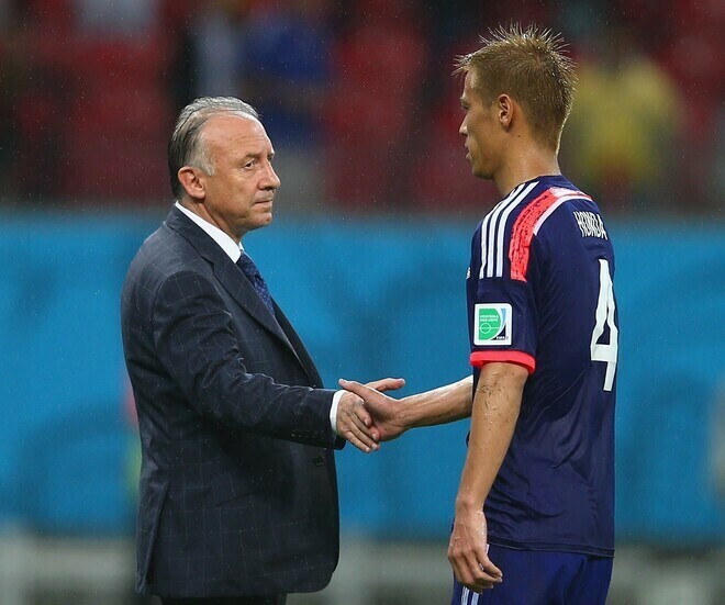 W杯では本田圭佑（右）らのタレントを活かしきれなかったザッケローニ監督（左）。(C)Getty Images