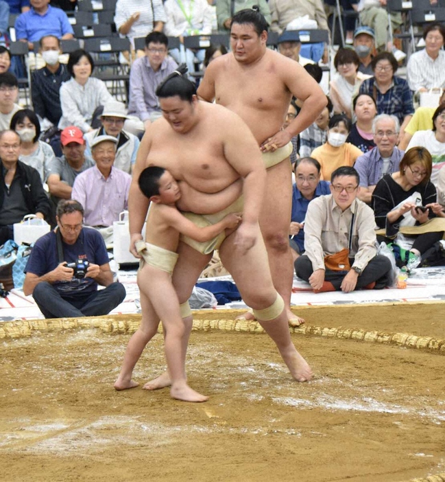 秀ノ山親方の長男、菊次弘人くんに胸を出す大関・琴桜