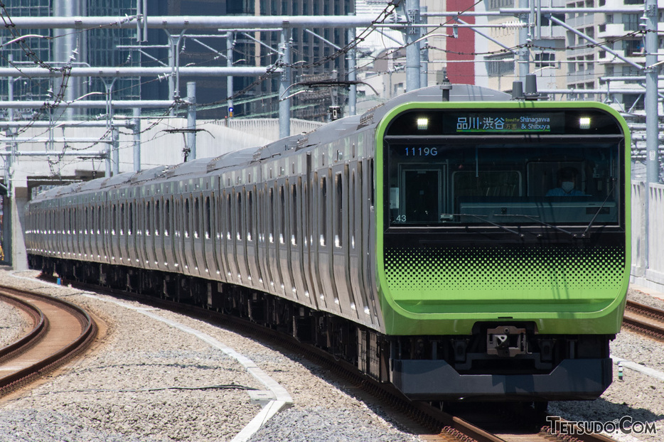 日本初の鉄道開業区間の一部、高輪ゲートウェイ付近を走る、現在の山手線。鉄道開業当時、この辺り一帯は海の上でした