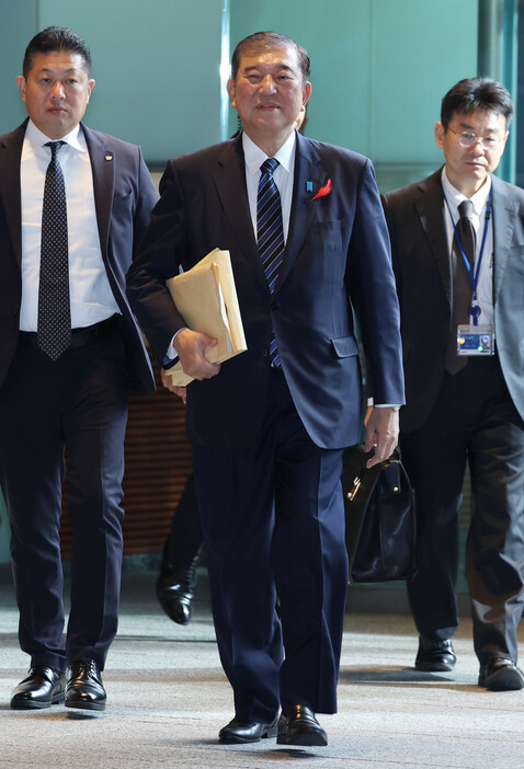 首相官邸に入る石破茂首相＝１６日午前、東京・永田町