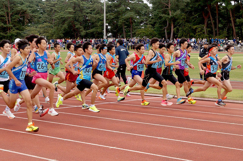 スタートを切る男子選手