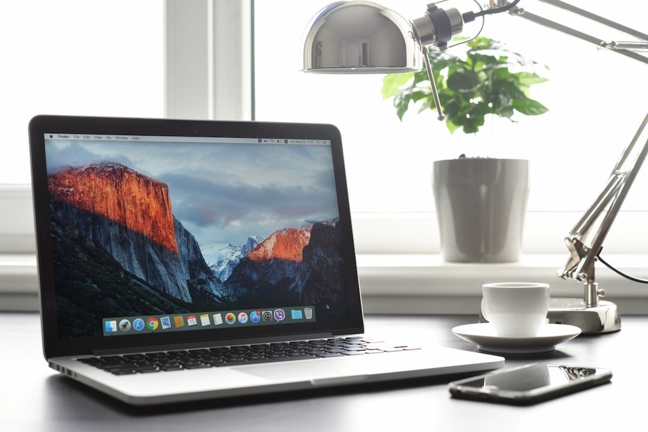 今や2016年モデルのMacBook Proも「時代遅れ」製品に（Shutterstock）