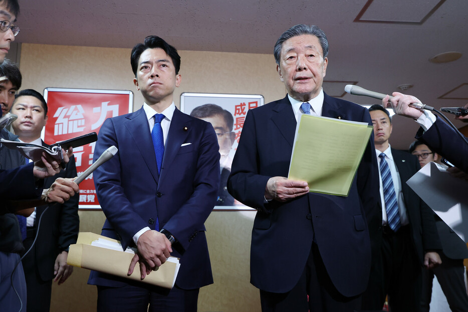 選対本部会議を終え、取材に応じる自民党の森山裕幹事長（右）と小泉進次郎選対委員長＝９日午前、東京・永田町の同党本部