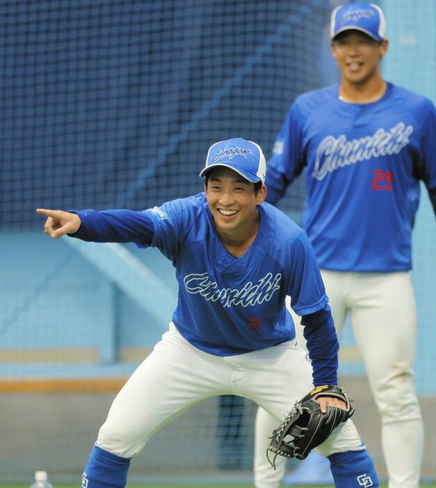 守備練習で笑顔を見せる田中