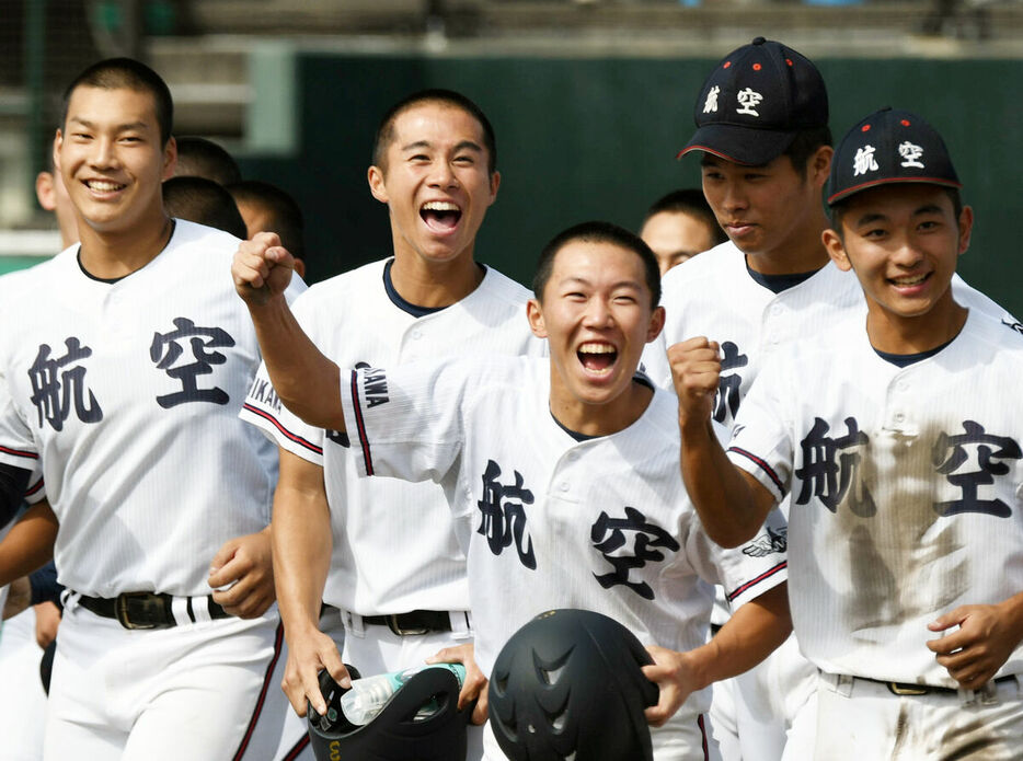 決勝進出を決めて笑顔を見せる日本航空石川ナイン