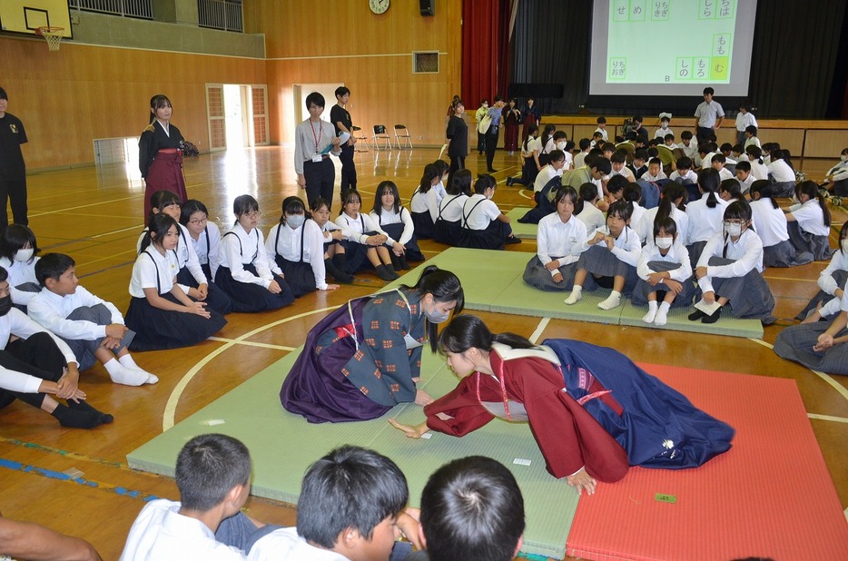 小野田高かるた部のデモンストレーションを観戦する小・中学生（竜王中で）