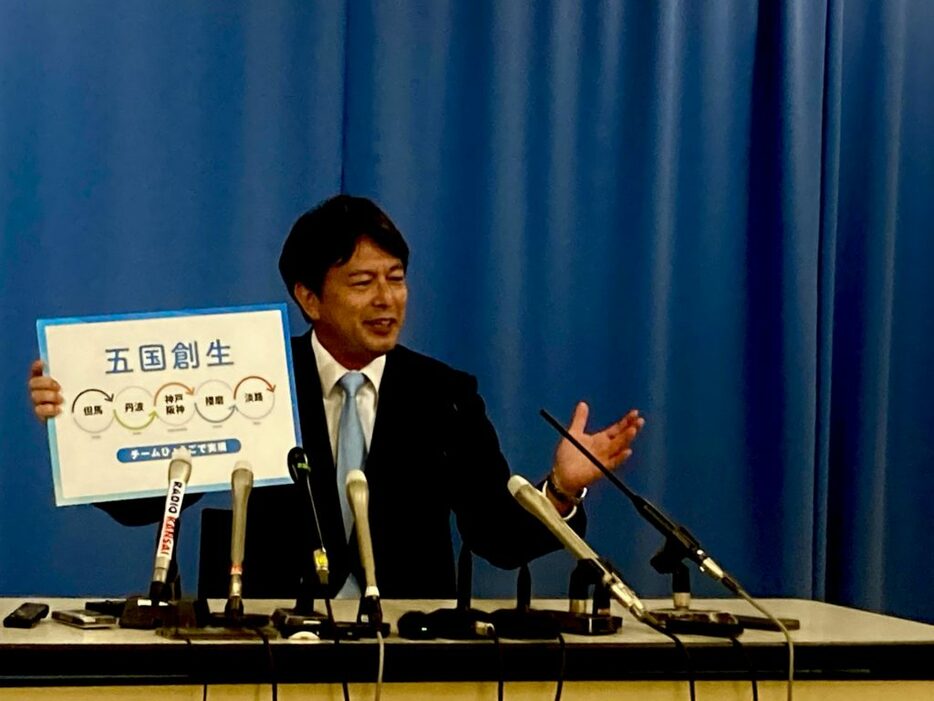 会見で兵庫県知事選への抱負を語る清水貴之・参議院議員〈2024年10月10日午後 神戸市中央区・兵庫県庁〉