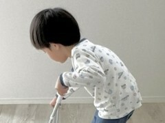 息子くんが手にしているのは、まさかの……