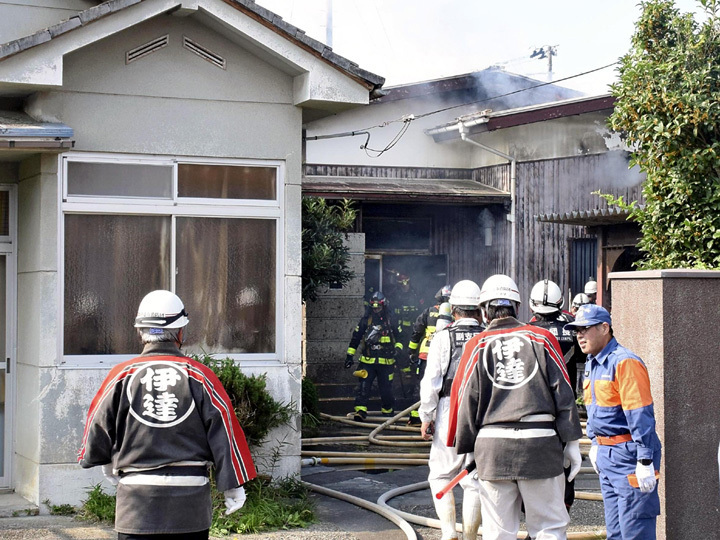 消火活動に当たる消防隊＝1日午前9時15分ごろ、伊達市梁川町