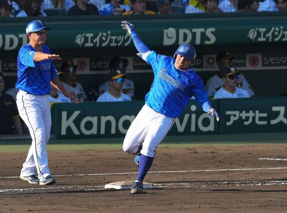 12日の阪神戦で左脚を痛めたDeNA・東克樹＝甲子園球場