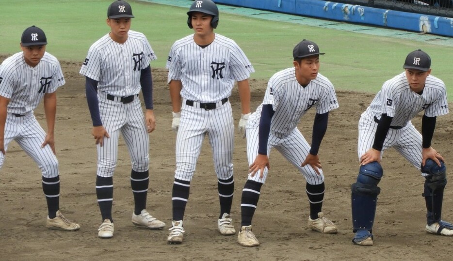 ベンチ前に並んだ常葉大菊川ナイン