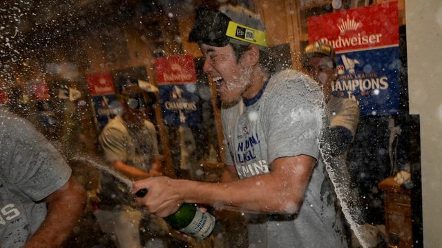 リーグ制覇でシャンパンファイトを楽しむ大谷翔平選手(写真：AP/アフロ)