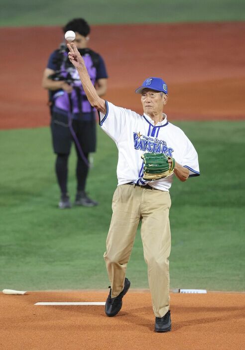 始球式を務めた権藤博氏（カメラ・岩田　大補）