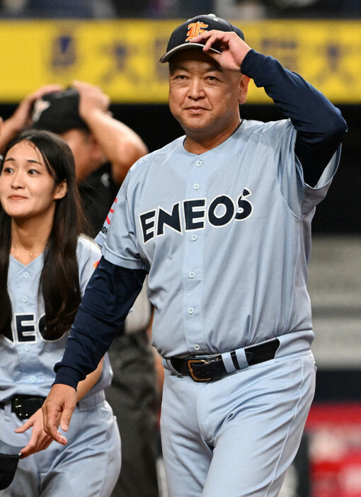 【ミキハウス－ENEOS】試合に敗れ、スタンドの観客にあいさつに向かうENEOSの大久保秀昭監督＝京セラドーム大阪で2024年10月31日、松田雄亮撮影