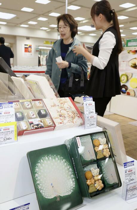 お歳暮の店頭受け付けが始まった日本橋三越本店の売り場＝30日午前、東京都中央区