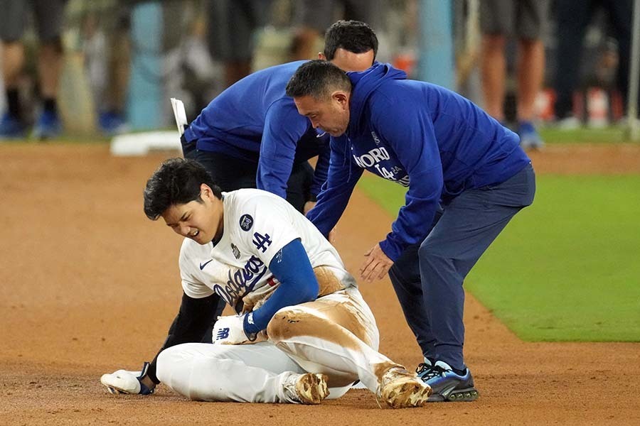 ワールドシリーズ第2戦で盗塁死の直後に負傷したドジャースの大谷翔平【写真：ロイター】