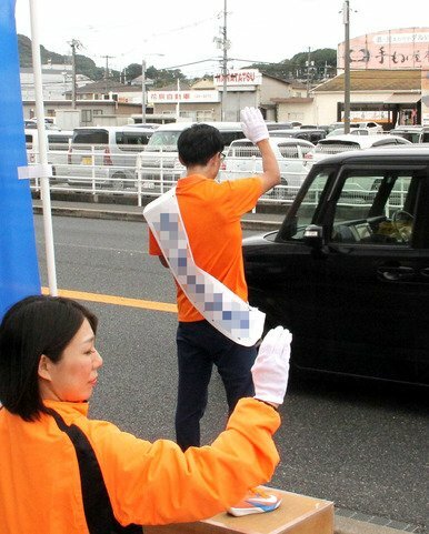 商業施設前で沿道に向かって支持を訴える広島6区の候補者=奥(20日、福山市)（画像の一部を修整しています）