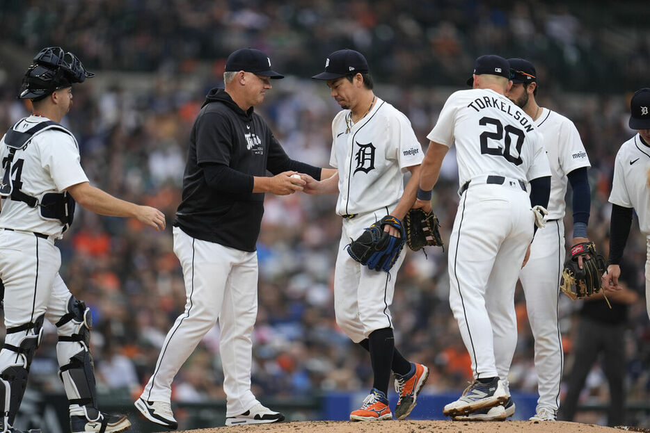 ２９日の試合で先発した前田健太をねぎらうヒンチ監督（ＡＰ）