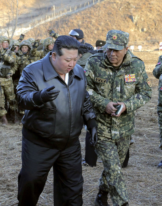 3月、北朝鮮の朝鮮人民軍の「重要作戦訓練基地」を訪れた金正恩朝鮮労働党総書記（左）と並んで歩く同軍総参謀部のキム・ヨンボク副総参謀長（朝鮮中央通信＝共同）