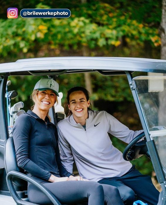 ゴルフを楽しむC・クラーク（右）とチームメートのL・ハル【写真：米国男子ツアーの公式Instagram（@pgatour）より】