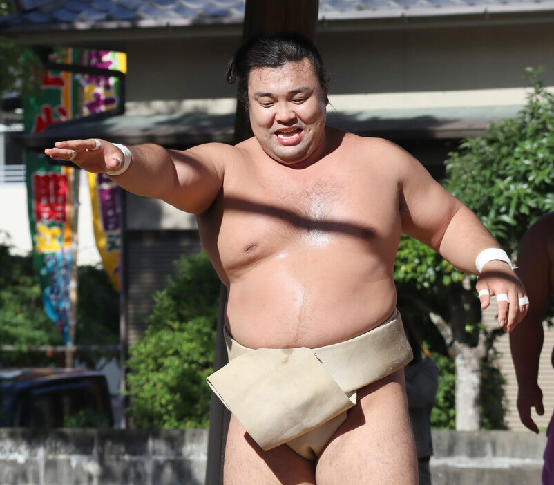 稽古中に笑顔を見せる霧島(カメラ・三須　慶太)